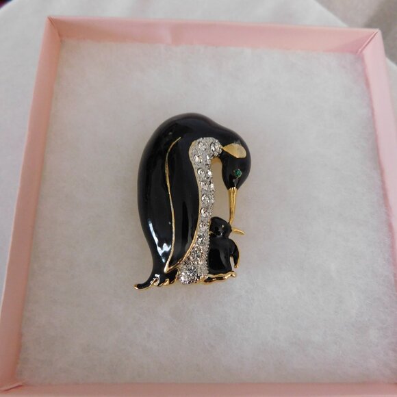 Ladies Penguin Winter Brooch - Picture 2 of 3